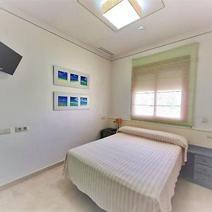 Kleines Zimmer mit Kingsize-Bett